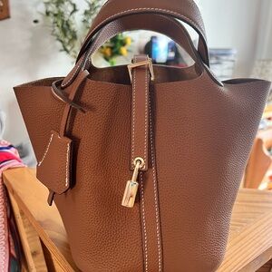 Sleek Brown Leather Tote with Structured Design